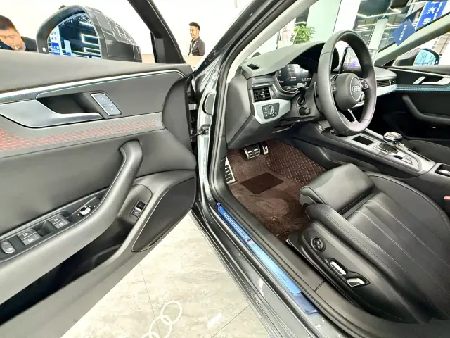Audi Audi A4L 2025 2 Million Celebration Edition 40 TFSI Fashion Dynamic — Фото автомобиля 10