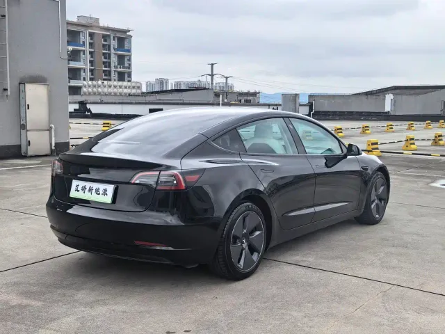 Tesla Model 3 — Фото автомобиля 7