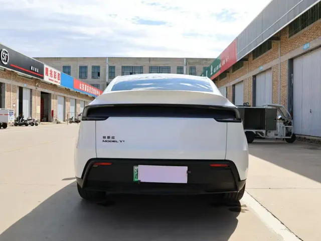Tesla Model Y — Фото автомобиля 13