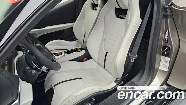 Lotus Emira — Фото автомобиля 10