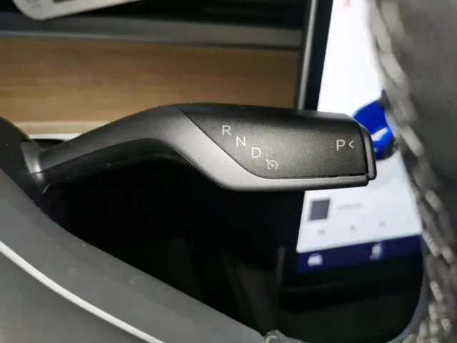 Tesla Model 3 — Фото автомобиля 13