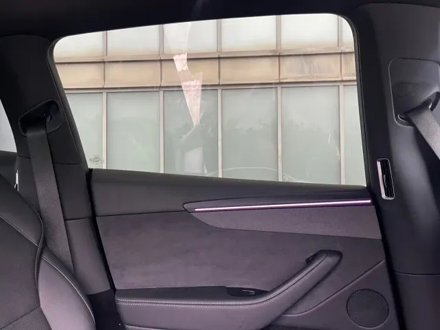 Tesla Model Y L — Фото автомобиля 12