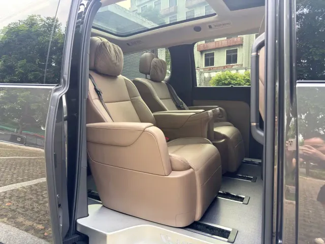 Li Auto MEGA — Фото автомобиля 13