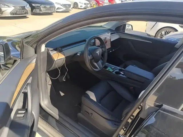 Tesla Model Y — Фото автомобиля 15