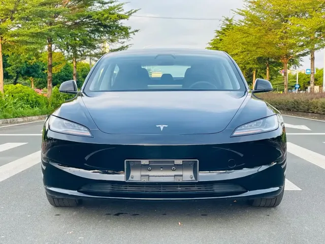 Tesla Model 3 — Фото автомобиля 2
