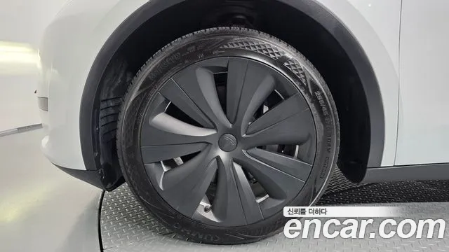 Tesla Model Y — Фото автомобиля 5