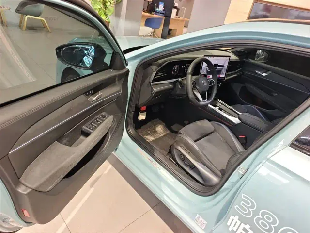 Volkswagen Passat — Фото автомобиля 15
