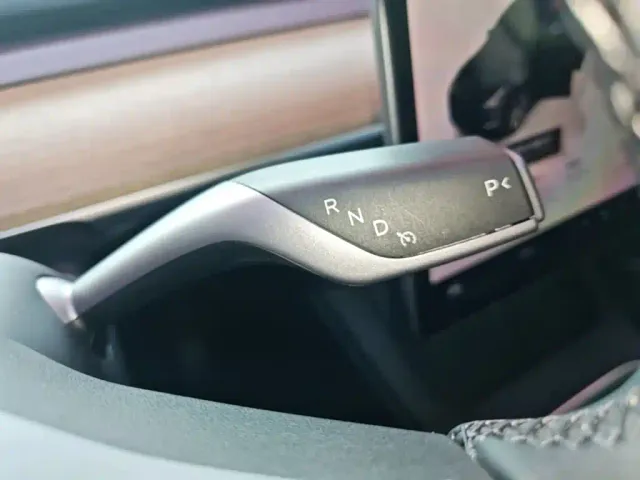 Tesla Model Y — Фото автомобиля 13