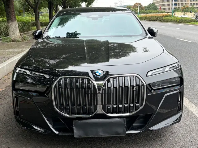 BMW i7 — Фото автомобиля 2