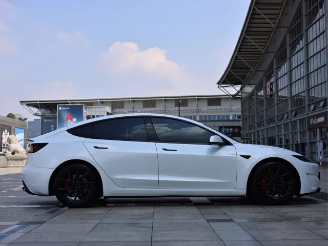 Tesla Model 3 — Фото автомобиля 8