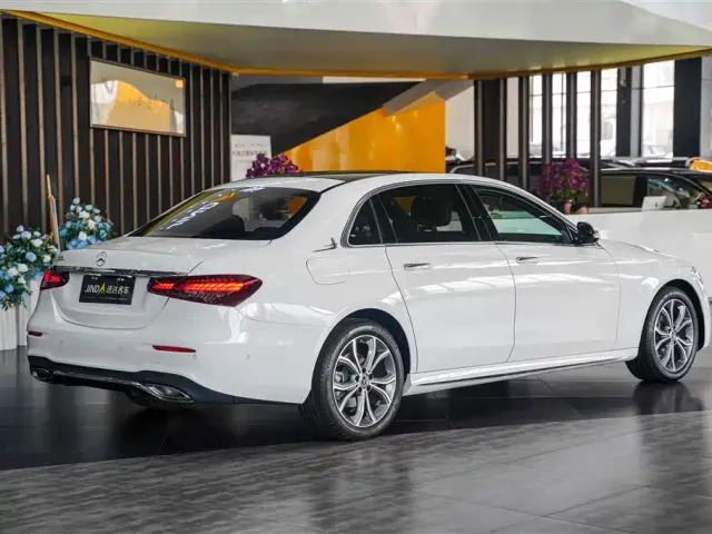 Mercedes-Benz E-Class — Фото автомобиля 4