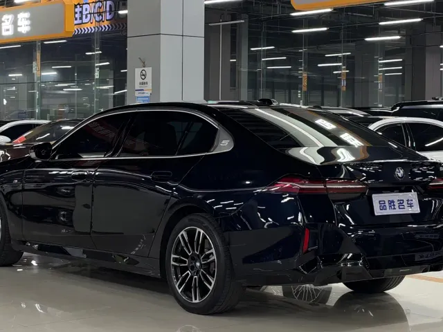 BMW 5 Series — Фото автомобиля 4