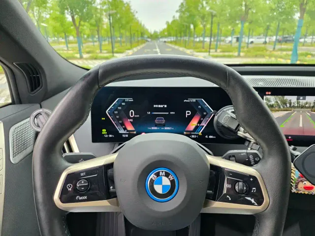 BMW iX — Фото автомобиля 13