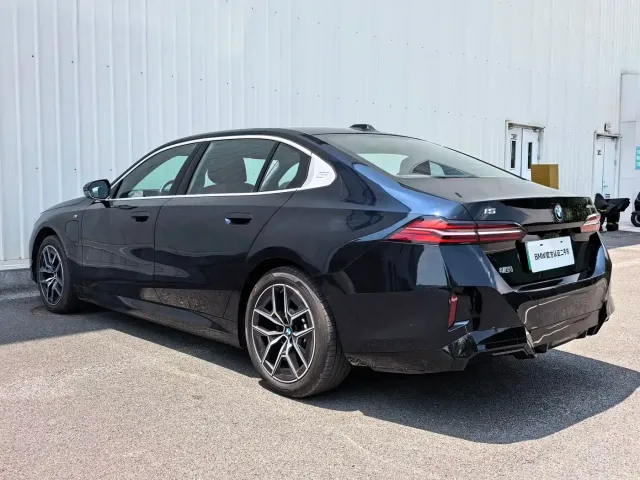 BMW i5 — Фото автомобиля 10