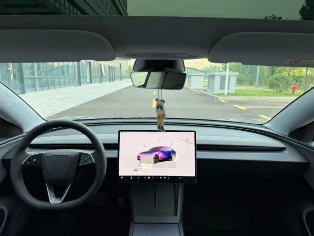 Tesla Model 3 — Фото автомобиля 11