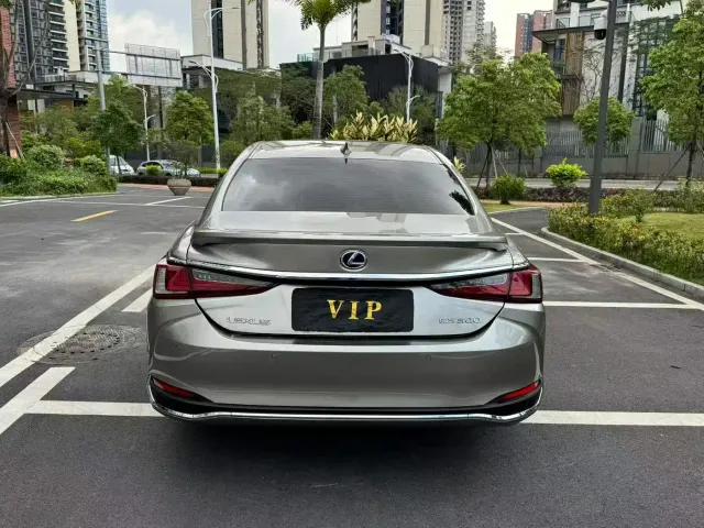 Lexus ES — Фото автомобиля 8
