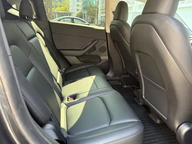 Tesla Model Y — Фото автомобиля 12