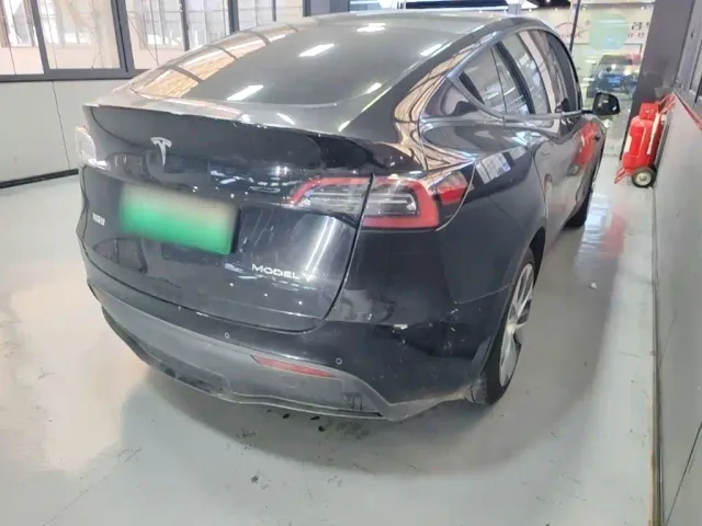 Tesla Model Y — Фото автомобиля 6