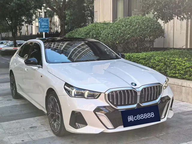 BMW 5 Series — Фото автомобиля 3