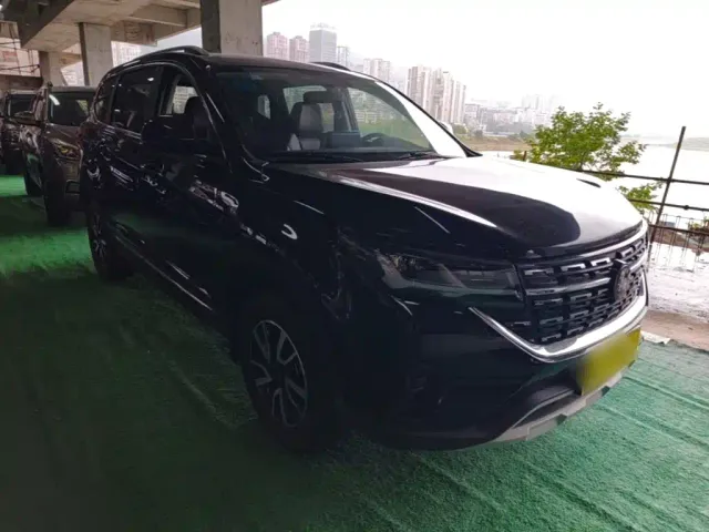 Forthing T5 — Фото автомобиля 3