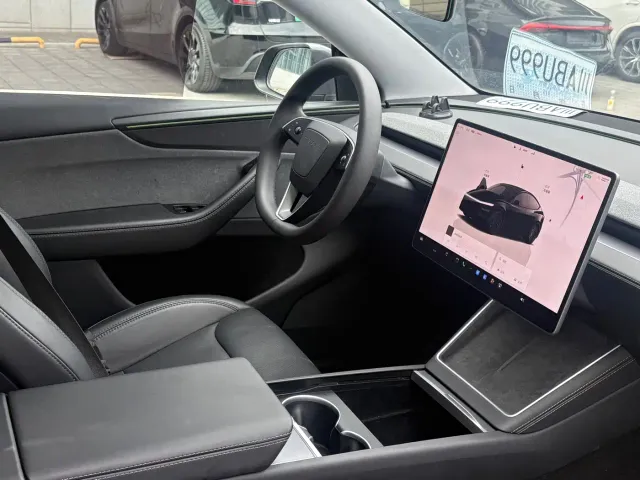 Tesla Model Y — Фото автомобиля 4