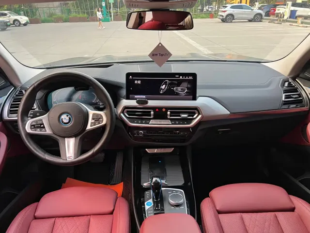 BMW iX3 — Фото автомобиля 18