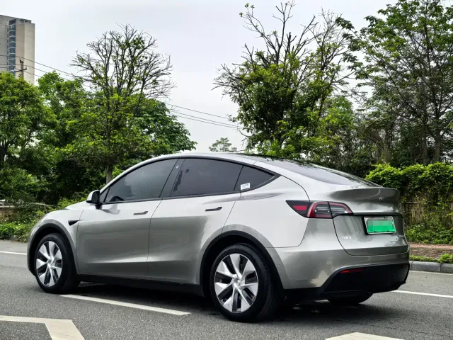 Tesla Model Y — Фото автомобиля 4