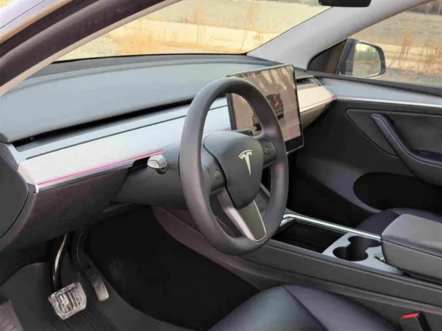 Tesla Model Y — Фото автомобиля 11