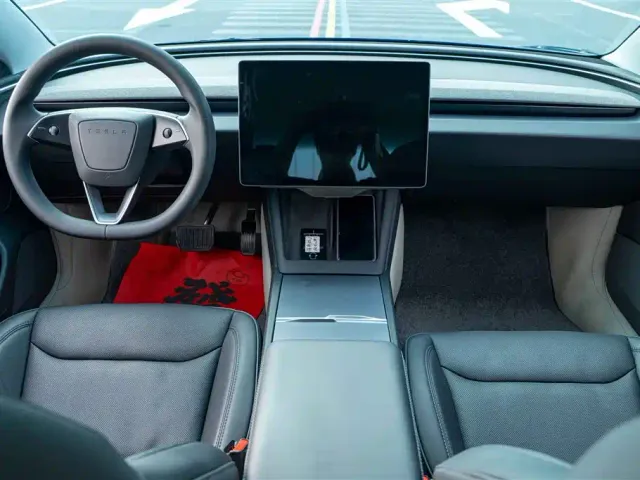 Tesla Model 3 — Фото автомобиля 16