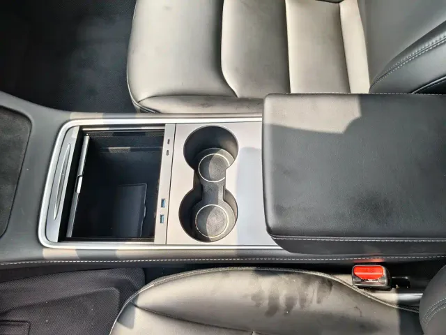 Tesla Model 3 — Фото автомобиля 9