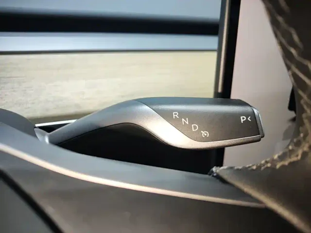 Tesla Model Y — Фото автомобиля 13