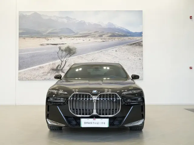 BMW i7 — Фото автомобиля 12