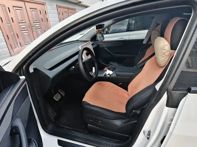 Tesla Model Y — Фото автомобиля 16