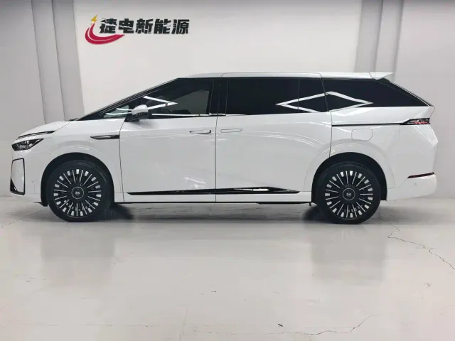 Xpeng X9 — Фото автомобиля 14