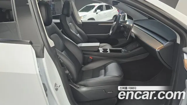 Tesla Model Y — Фото автомобиля 11