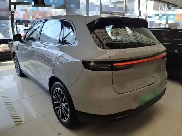 Leapmotor B10 — Фото автомобиля 4