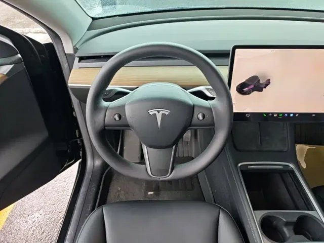 Tesla Model Y — Фото автомобиля 10