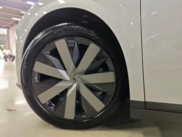 Li Auto Li i8 2025 Standard Edition — Фото автомобиля 14