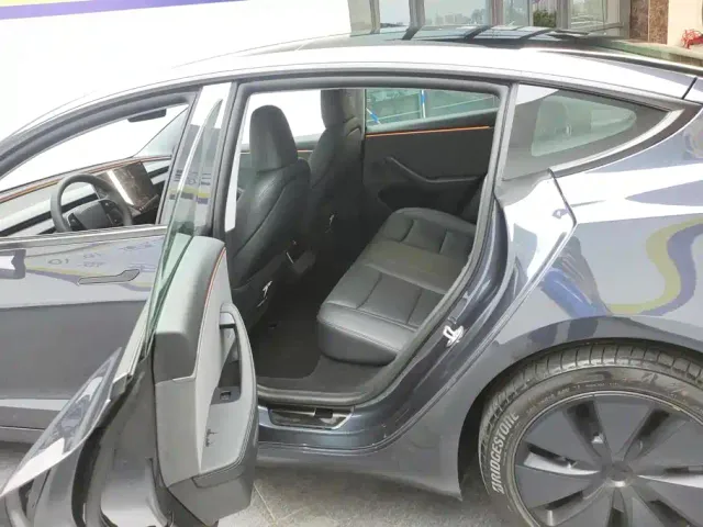 Tesla Model 3 — Фото автомобиля 11