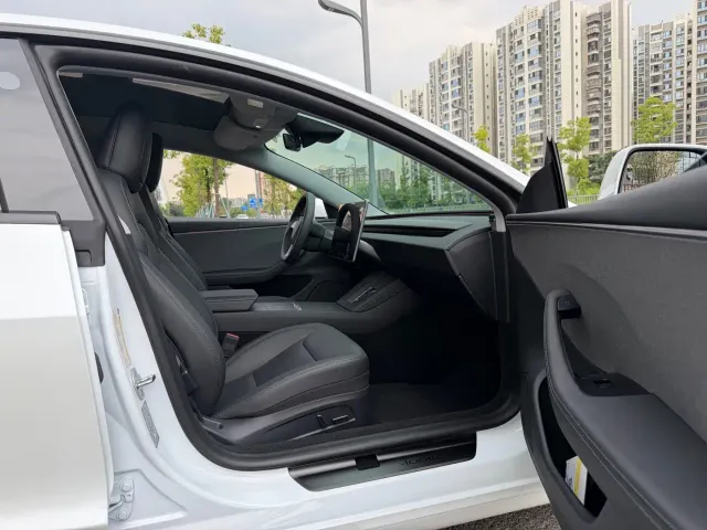 Tesla Model 3 — Фото автомобиля 18