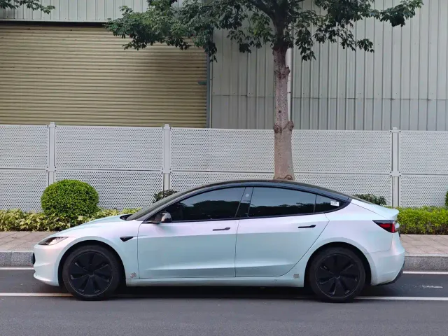 Tesla Model 3 — Фото автомобиля 10