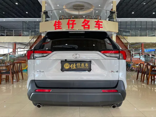 Toyota RAV4 — Фото автомобиля 5