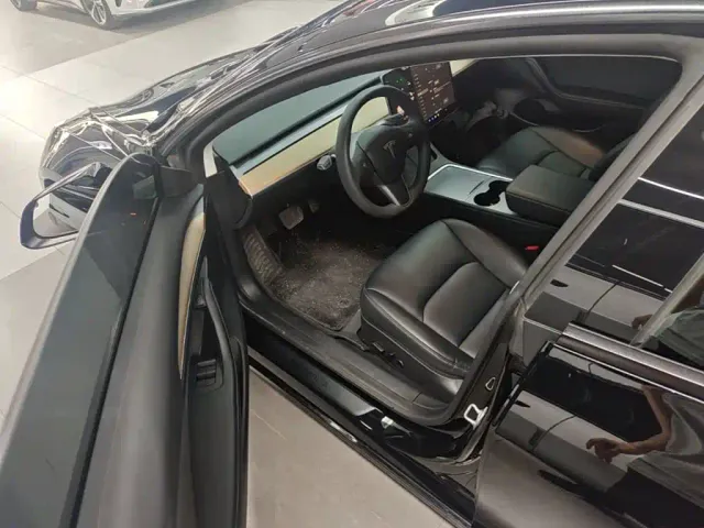 Tesla Model 3 — Фото автомобиля 15