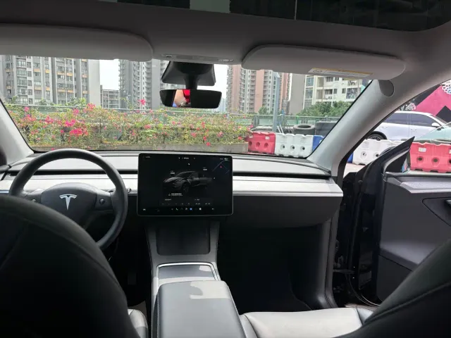 Tesla Model Y — Фото автомобиля 12
