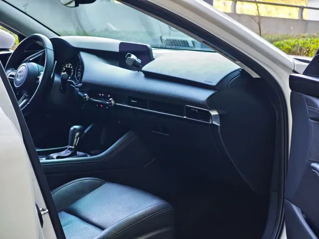 Mazda Axela — Фото автомобиля 12