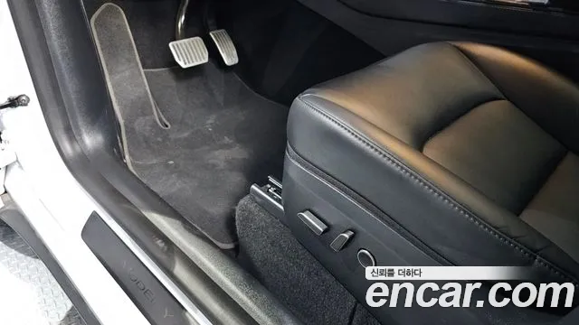 Tesla Model Y — Фото автомобиля 30