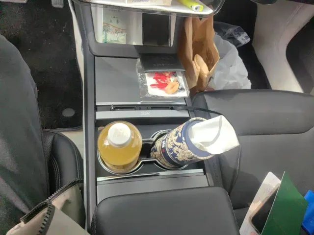 Tesla Model 3 — Фото автомобиля 10