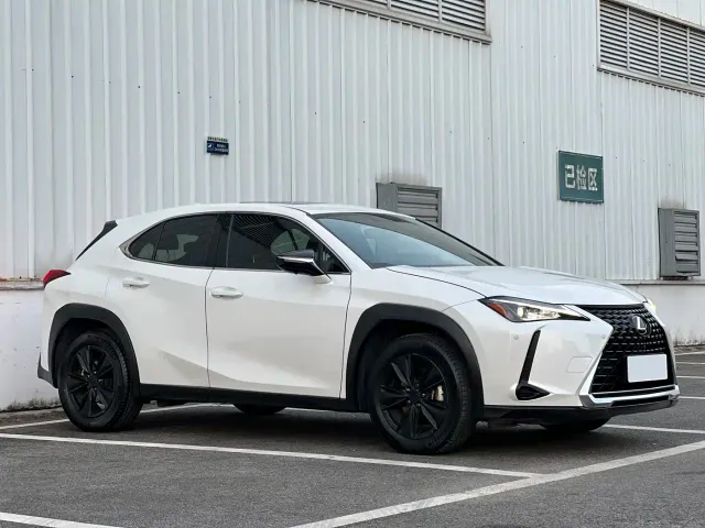 Lexus UX — Фото автомобиля 3