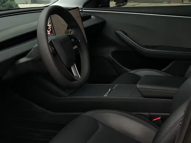 Tesla Model 3 — Фото автомобиля 4