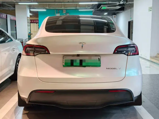 Tesla Model Y — Фото автомобиля 15